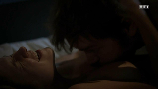 Marie Sambourg nuda, scena di sesso da Une famille formidable s13e05 (2016)
