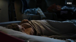 Marie Sambourg nuda, scena di sesso da Une famille formidable s13e05 (2016)