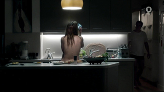 Ульрика К. Чарре обнаженная, сцена секса из фильма "Зильфандр Флюхт в Карпатах" (2016)