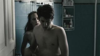 Marinela Butica обнаженная, сцена секса из Buna! Ce faci (2010)