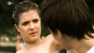 Katrin Hess nue, Liv Lisa Fries nue, scène érotique de Romeos (2011)