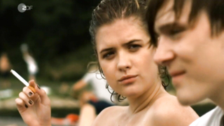 Katrin Hess nue, Liv Lisa Fries nue, scène érotique de Romeos (2011)