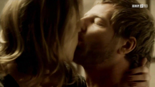 Franziska Weisz çıplak, Stefanie Stappenbeck çıplak, Niemand ist eine Insel'den seks sahnesi (2011)