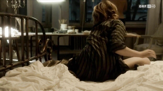 Franziska Weisz çıplak, Stefanie Stappenbeck çıplak, Niemand ist eine Insel'den seks sahnesi (2011)