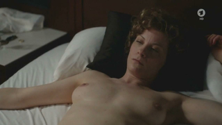 Анна Шафер обнаженная, эротическая сцена из фильма «Цильфандер Флюхт» в фильме «Карпатен» (2016)