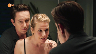 Lena Vogt desnuda, Franziska Weisz desnuda, Najet Korel desnuda, Escena de sexo de Todliche Gefuhle (2016)