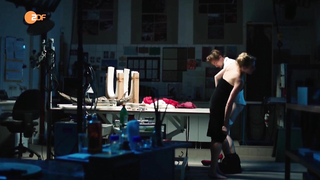 Lena Vogt desnuda, Franziska Weisz desnuda, Najet Korel desnuda, Escena de sexo de Todliche Gefuhle (2016)