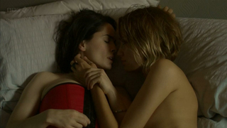 Ruta Gedmintas nue, Laura Fraser sexy, scène érotique de Lip Service s02e02 (2012)