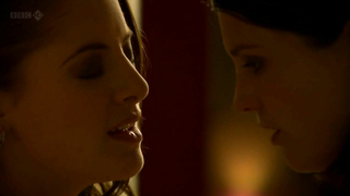 Carina Birrell nue, Heather Peace sexy, scène de sexe de Lip Service s02e05 (2012)