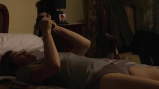 Emmanuelle Devos sexy, Diane Rouxel nuda, scena erotica da Moka (2016)