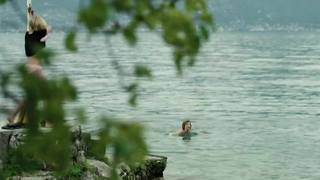 Emmanuelle Devos sexy, Diane Rouxel nuda, scena erotica da Moka (2016)