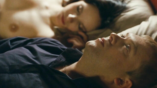 Valda Bichkute çıplak, Kamen'den seks sahnesi (2011)