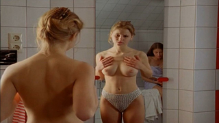 Theresa Scholze nuda, Alexandra Maria Lara sexy, scena erotica di Mensch, Pia! s01e07 (1996)