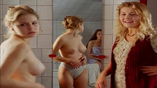 Theresa Scholze nuda, Alexandra Maria Lara sexy, scena erotica di Mensch, Pia! s01e07 (1996)