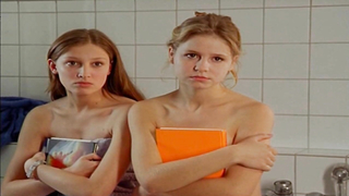 Theresa Scholze nuda, Alexandra Maria Lara sexy, scena erotica di Mensch, Pia! s01e07 (1996)