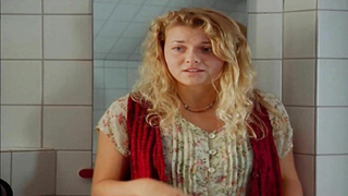 Theresa Scholze nuda, Alexandra Maria Lara sexy, scena erotica di Mensch, Pia! s01e07 (1996)