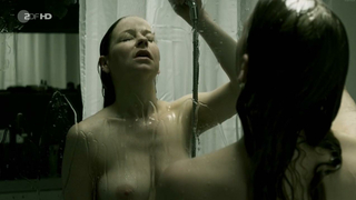Theresa Scholze çıplak, SOKO Koln s11e02'den erotik sahne (2014)