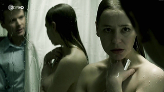 Theresa Scholze çıplak, SOKO Koln s11e02'den erotik sahne (2014)