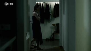 Theresa Scholze çıplak, SOKO Koln s11e02'den erotik sahne (2014)