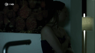 Theresa Scholze çıplak, SOKO Koln s11e02'den erotik sahne (2014)