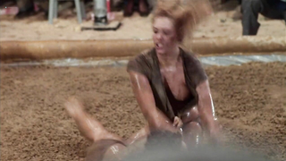 Angela Aames çıplak, Vicki Frederick çıplak, Laurene Landon çıplak, All the Marbles'dan (1981) erotik sahne