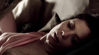Anna Friel sexy, cena de sexo de Without You s01 (2012)