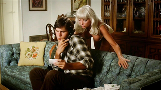 Angelique Pettyjohn çıplak, Loren Crabtree çıplak, Biohazard'dan (1984) seks sahnesi