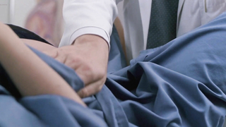 Annabella Sciorra nua, Rebecca De Mornay nua, cena erótica de A mão que balança o berço (1992)