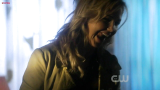 Ариэль Кеббел секси, Шири Эпплби секси, эротическая сцена из Life Unexpected s02e01 (2010)