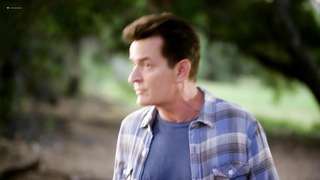 Charlotte McKinney sexy, Chanel Iman sexy, эротическая сцена из Mad Families (2017)