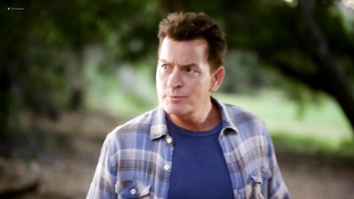 Charlotte McKinney sexy, Chanel Iman sexy, эротическая сцена из Mad Families (2017)