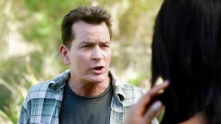 Charlotte McKinney sexy, Chanel Iman sexy, эротическая сцена из Mad Families (2017)