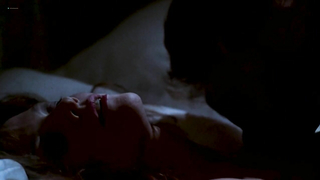 Charlie Spradling nu, Elizabeth Maclellan sexy, scène de sexe de Puppet Master II (1990)