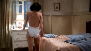 Charlie Spradling nu, Elizabeth Maclellan sexy, scène de sexe de Puppet Master II (1990)