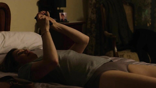 Diane Rouxel nuda, Emmanuelle Devos sexy, scena erotica da Moka (2016)