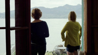 Diane Rouxel nuda, Emmanuelle Devos sexy, scena erotica da Moka (2016)