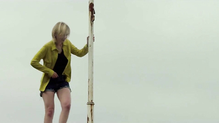 Diane Rouxel nuda, Emmanuelle Devos sexy, scena erotica da Moka (2016)