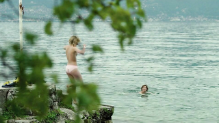 Diane Rouxel nuda, Emmanuelle Devos sexy, scena erotica da Moka (2016)