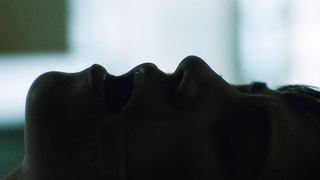 Elena Kazan nue, Nathalia Acevedo nue, scène de sexe de Ruined Heart (2015)