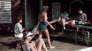 Eileen Davidson nua, Jodi Draigie nua, cena erótica de The House on Sorority Row (1983)