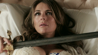 Elizabeth Hurley seksi, Keeley Hazell seksi, The Royals s02e08'den (2016) seks sahnesi
