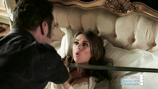 Elizabeth Hurley seksi, Keeley Hazell seksi, The Royals s02e08'den (2016) seks sahnesi