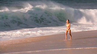 Çıplak ünlüler » Sara Foster çıplak - The Big Bounce (2004)