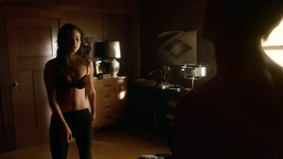 Nude celebs » Phoebe Tonkin sexy - The Secret Circle s01e14 (2011)