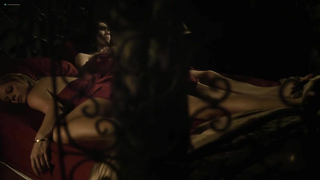 Çıplak ünlüler » Madeline Zima seksi, Agnes Bruckner seksi, Kate Levering seksi - Breaking the Girls (2013)