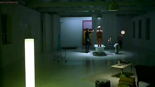 Обнаженные знаменитости - Наташа Хенстридж обнаженная - Вторая кожа (2000)