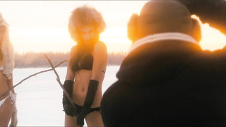 Обнаженные знаменитости - Аллегра Карпентер секси, Ивана Кораб секси - Неестественный (2015)