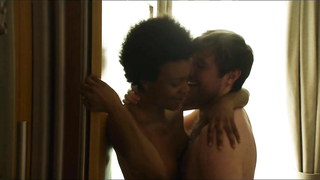 Обнаженные знаменитости - Лиа Харви обнаженная - На дороге (2016)