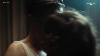 Çıplak ünlüler » Liv Lisa Fries çıplak, Hannah Herzsprung seksi, Leonie Benesch çıplak - Babylon Berlin s02e01-02 (2017)