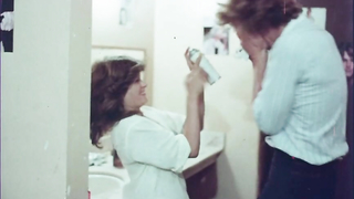 Çıplak ünlüler » Linnea Quigley çıplak, Jacqueline Giroux çıplak, Brenda Fogarty çıplak - Yaz Kampı (1979)